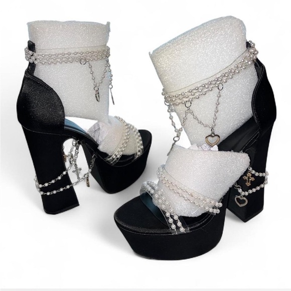 NWOB Sugar Thrillz Sz 9 Black Platform Heels with White Pearl Chains and Charms - Picture 5 of 8